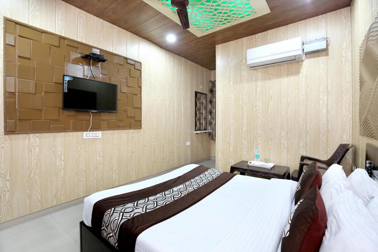 Oyo 8105 Royale Guest House Ludhiana Bagian luar foto