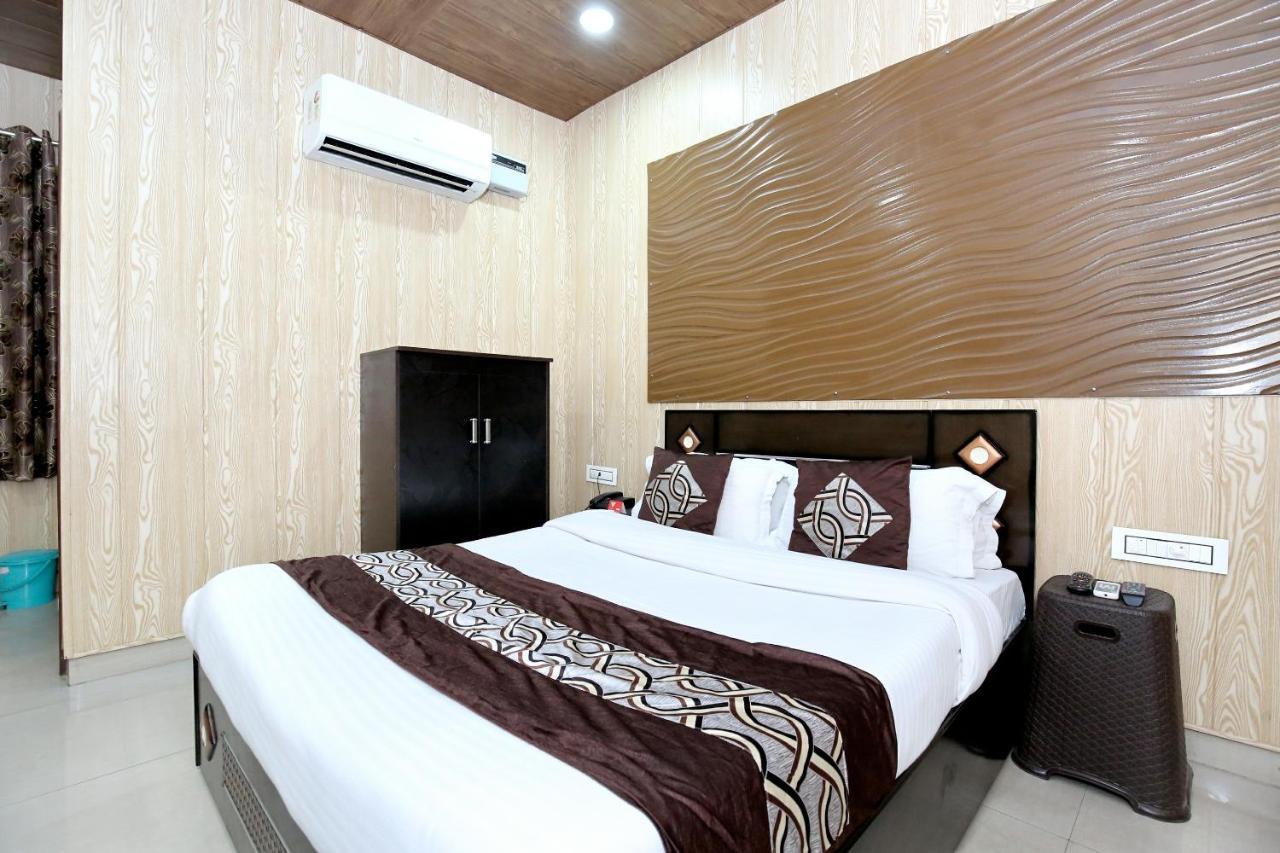Oyo 8105 Royale Guest House Ludhiana Bagian luar foto