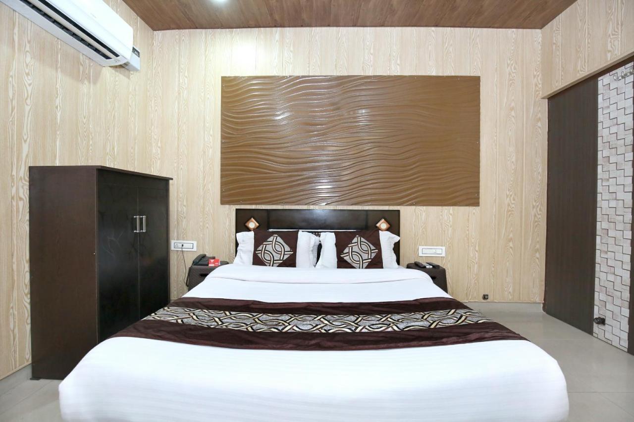 Oyo 8105 Royale Guest House Ludhiana Bagian luar foto