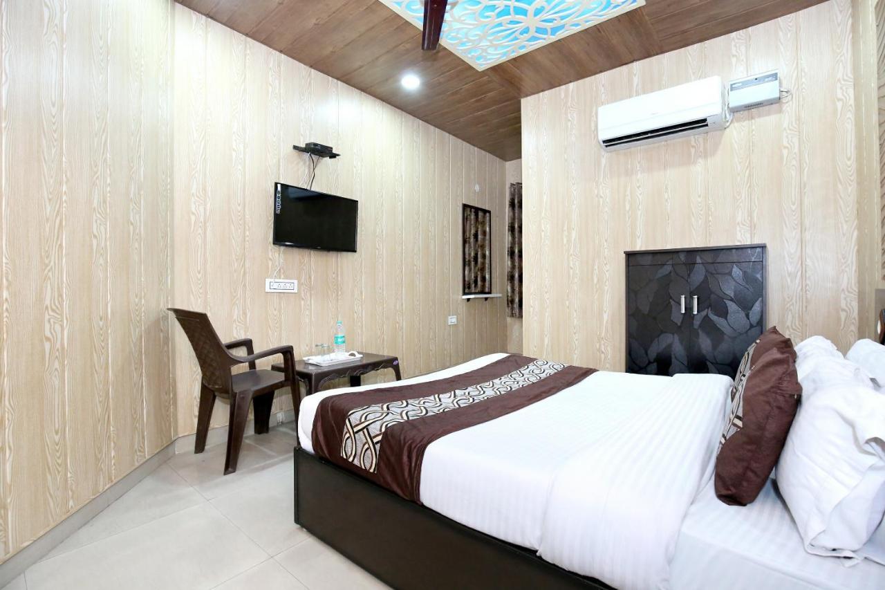 Oyo 8105 Royale Guest House Ludhiana Bagian luar foto
