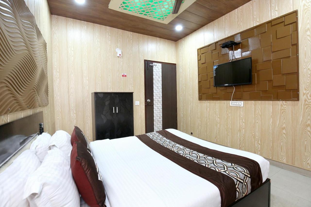 Oyo 8105 Royale Guest House Ludhiana Bagian luar foto