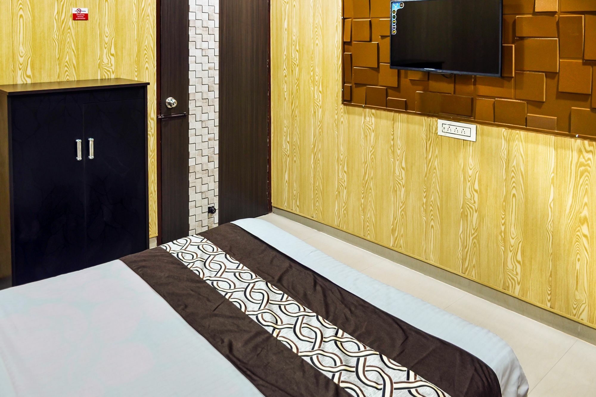 Oyo 8105 Royale Guest House Ludhiana Bagian luar foto